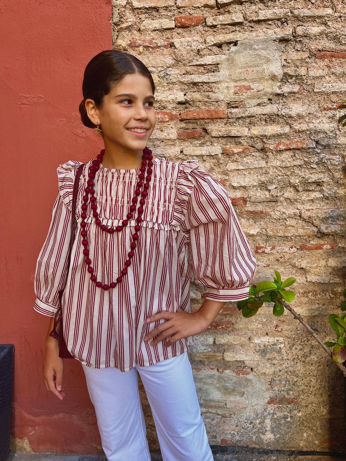 Camisa con pechera fruncida y rayas color vino