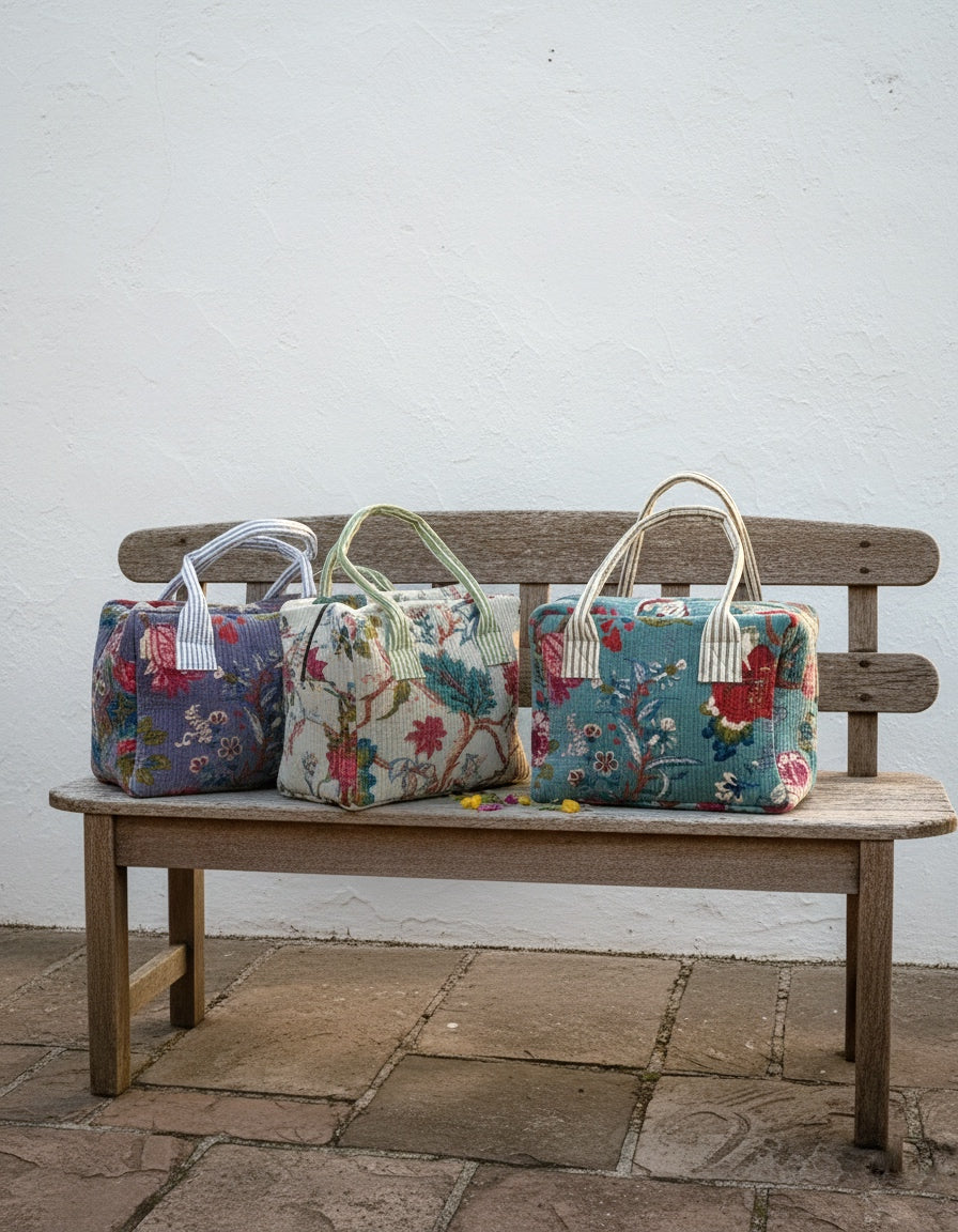 Bolso de terciopelo con asas e interior en tela de rayas