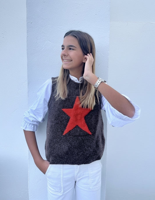 Chaleco de lana marrón con estrella naranja