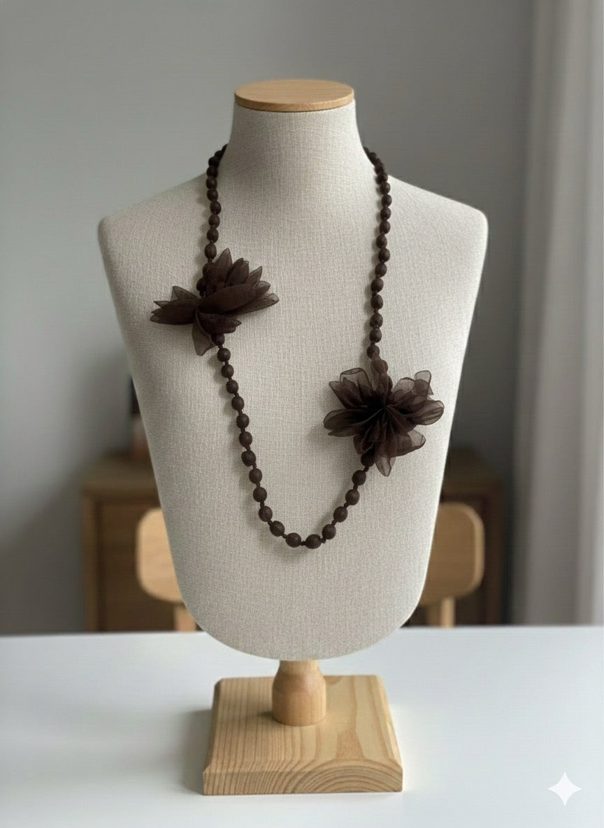 Collar de bolas de seda con flores