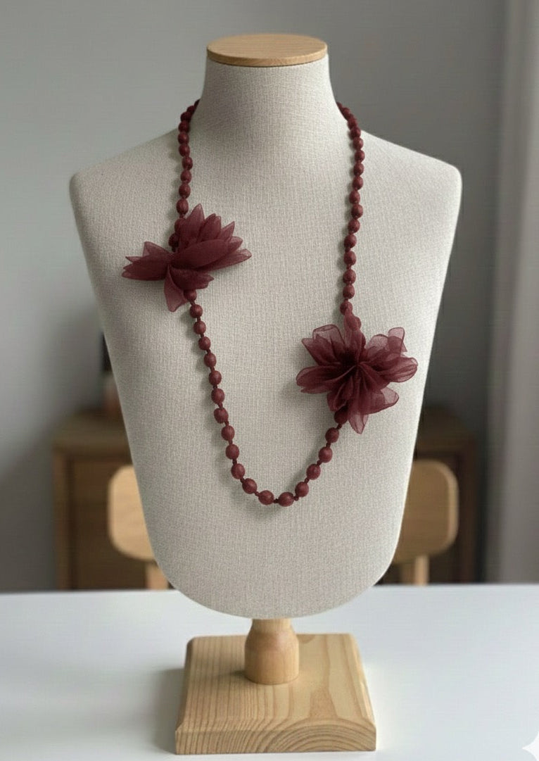 Collar de bolas de seda con flores