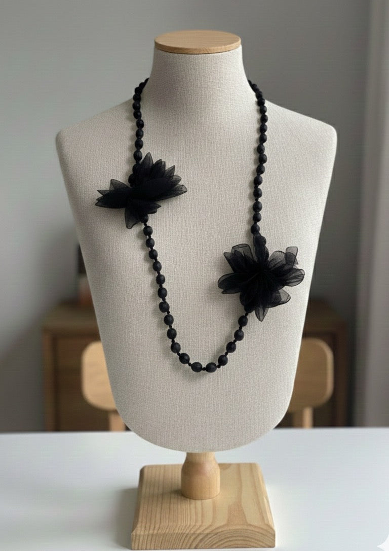 Collar de bolas de seda con flores