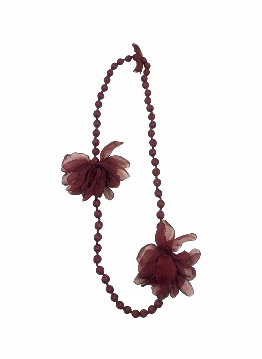 Collar de bolas de seda con flores
