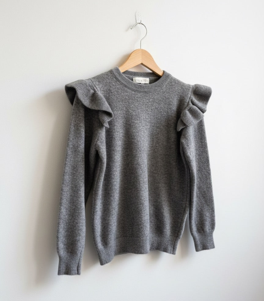 Suéter de lana con volantes en hombros.