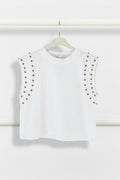 Camiseta blanca con tachuelas
