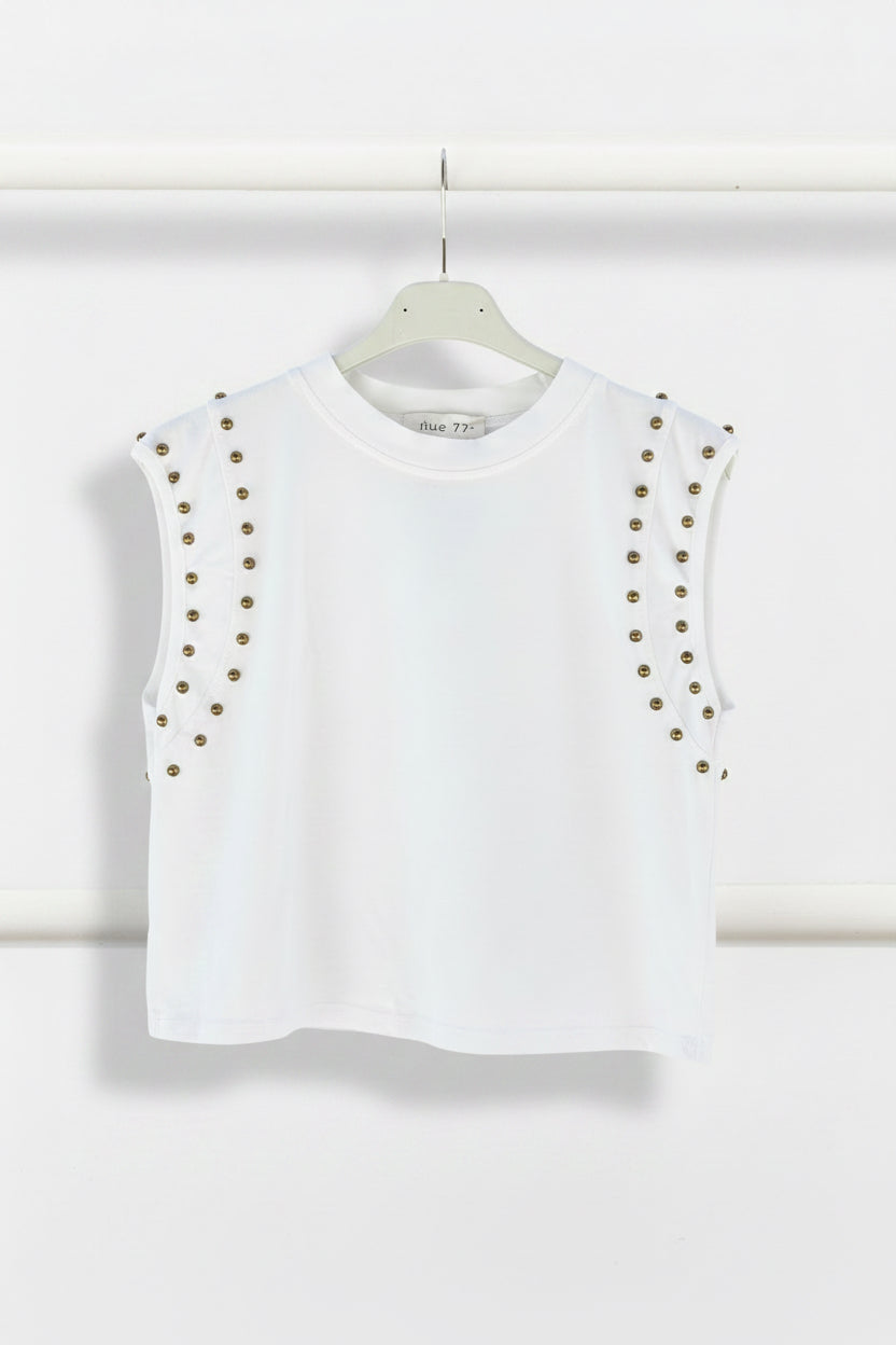 Camiseta blanca con tachuelas