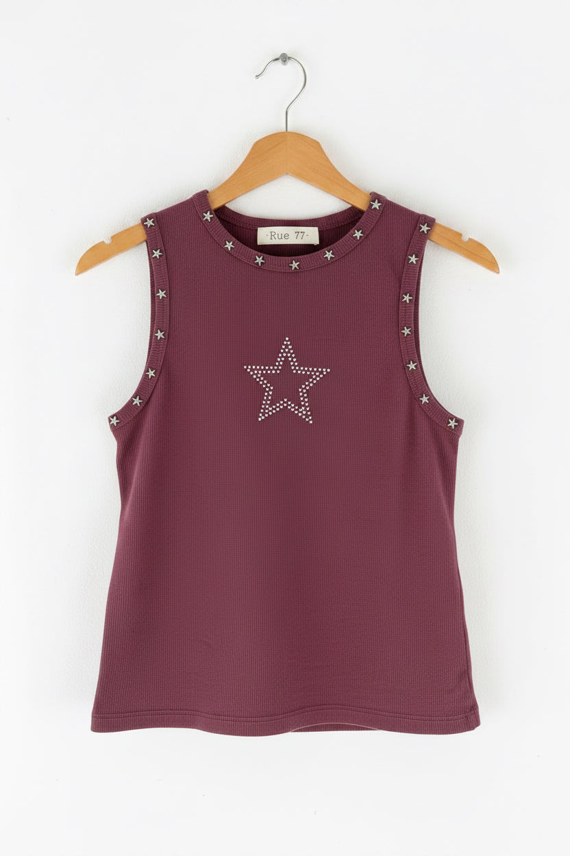 Camiseta con tachuelas de estrellas