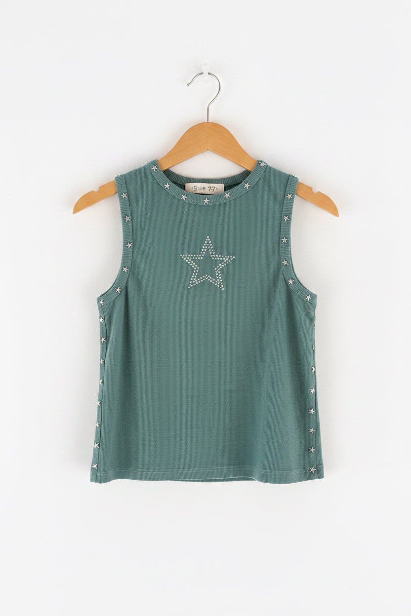 Camiseta con tachuelas de estrellas