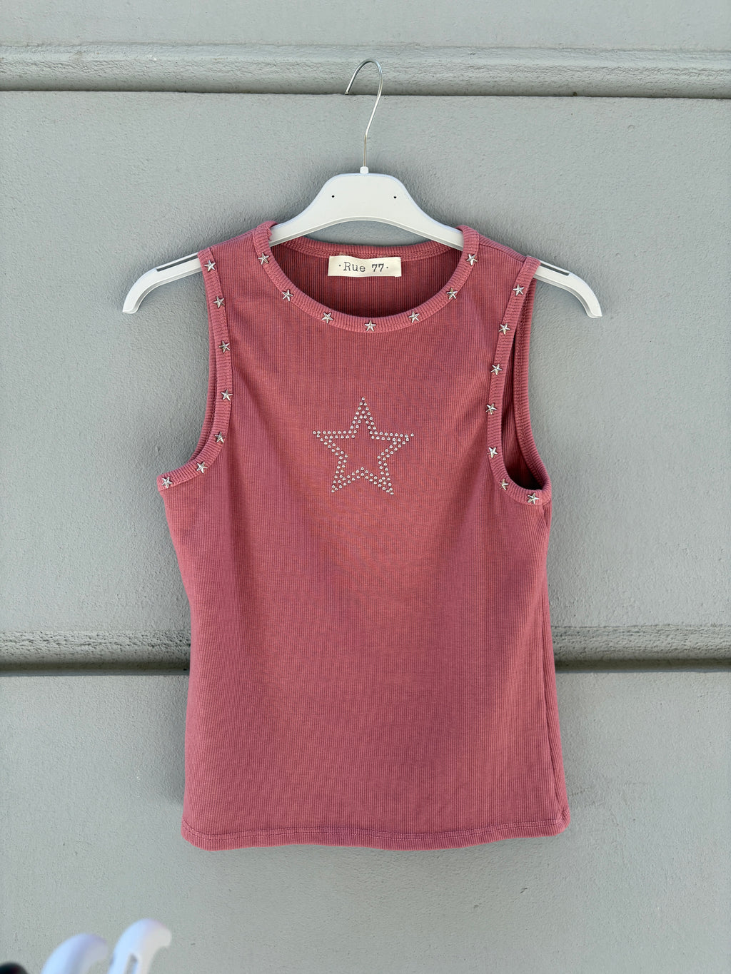 Camiseta con tachuelas de estrellas