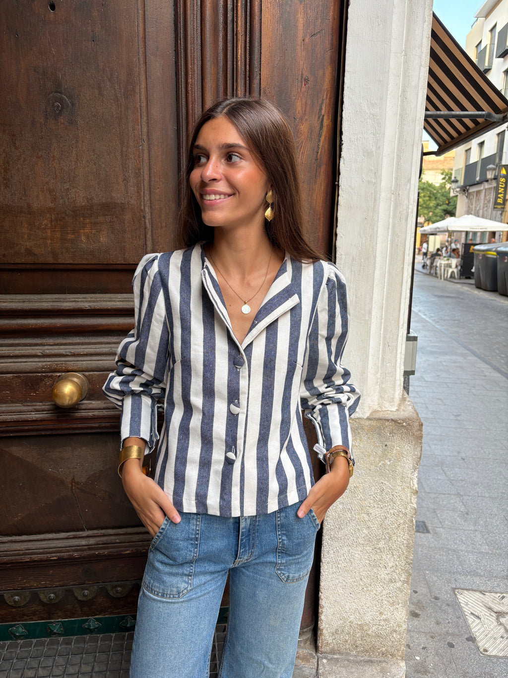 Chaqueta de azul jeans y blancas