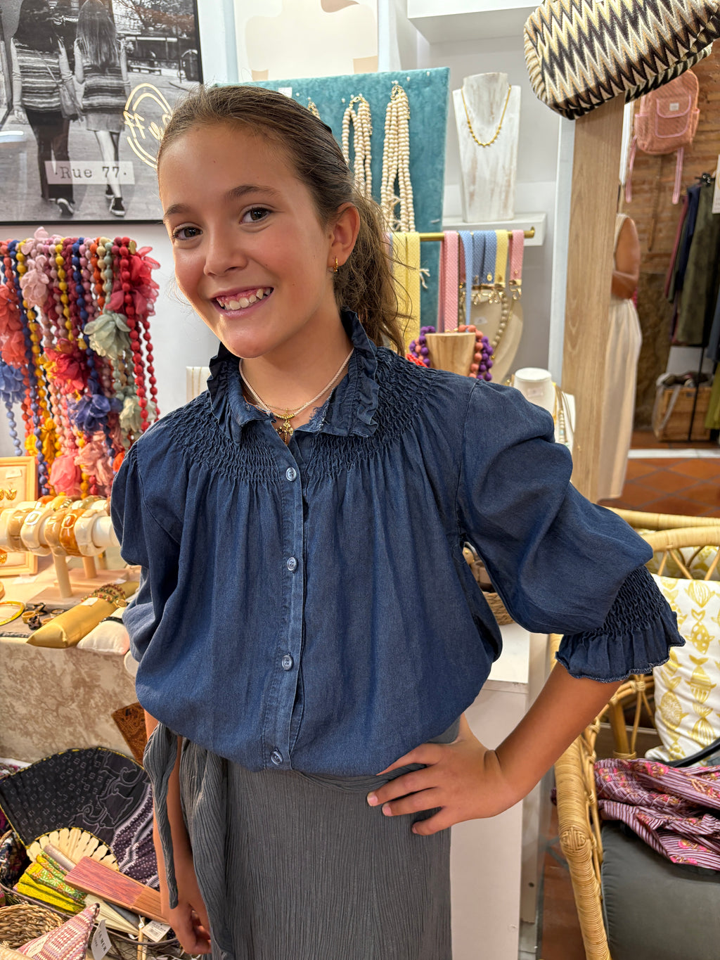 Camisa vaquera con cuello y puños fruncidos