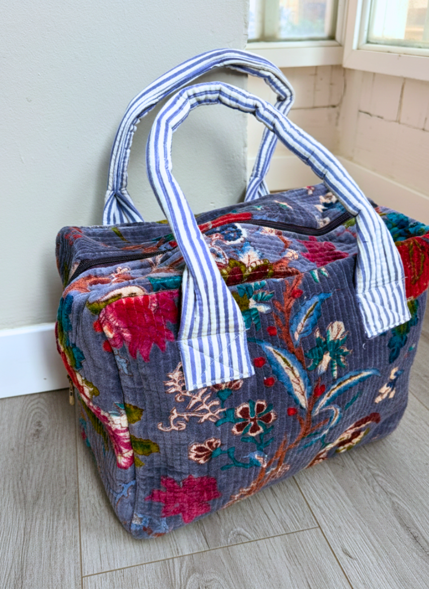 Bolso de terciopelo con asas e interior en tela de rayas