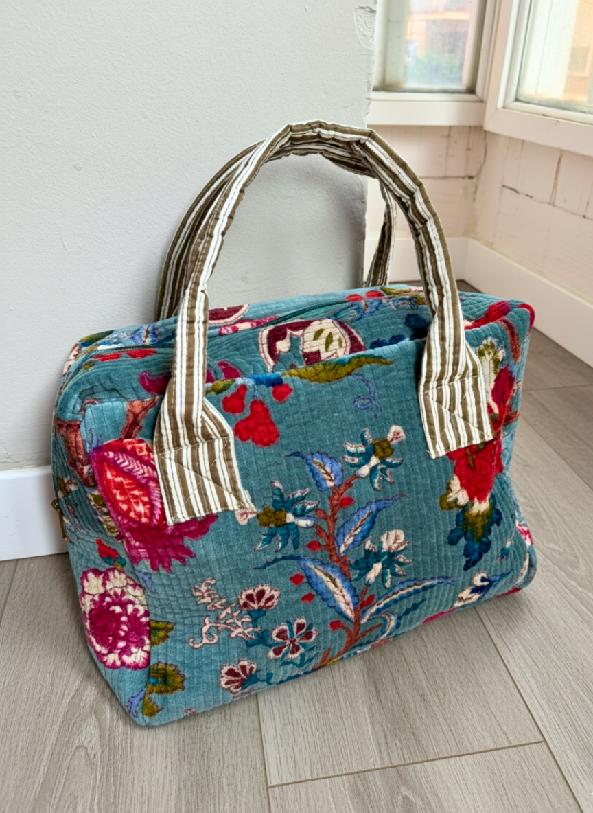 Bolso de terciopelo con asas e interior en tela de rayas