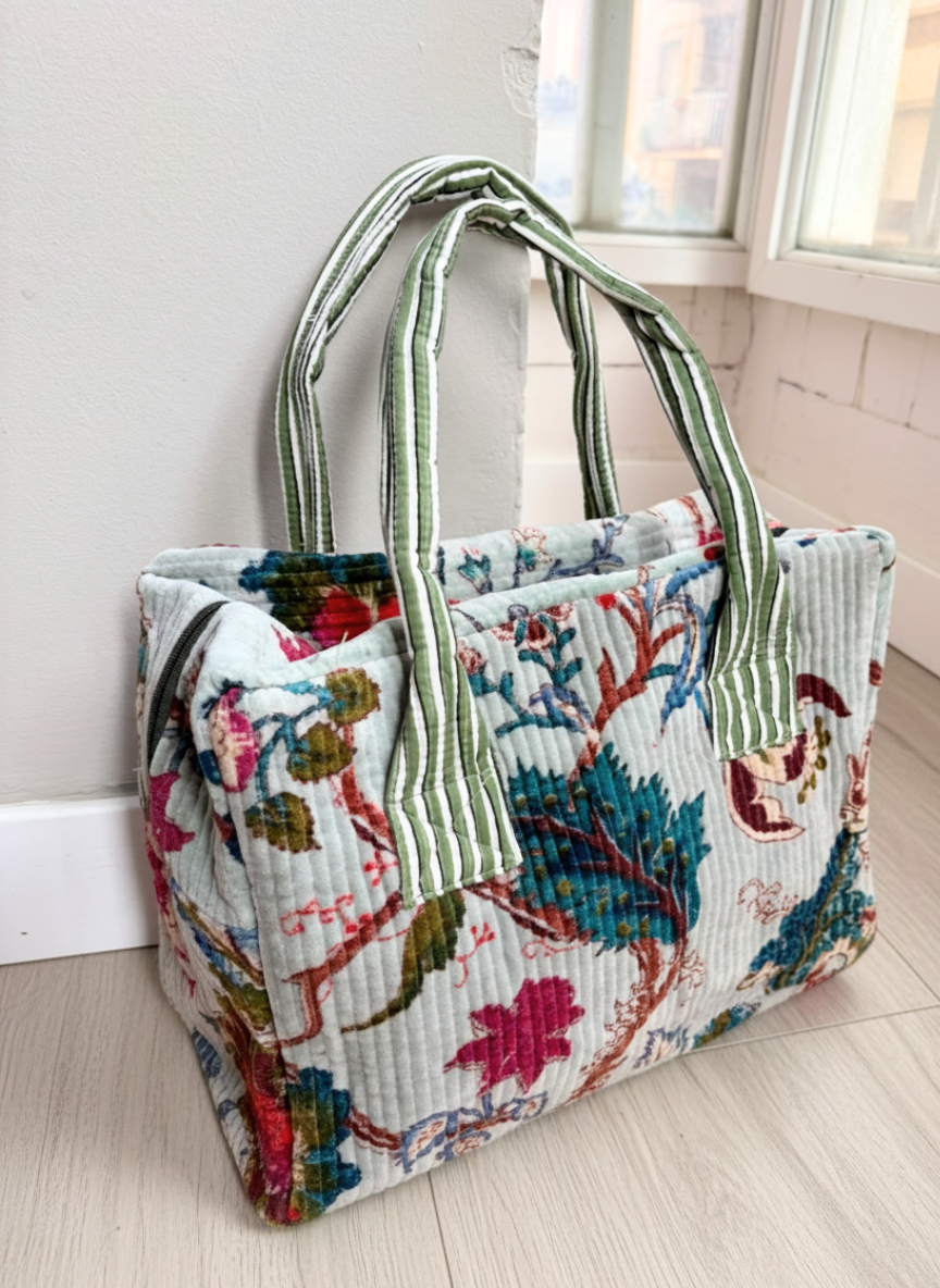 Bolso de terciopelo con asas e interior en tela de rayas