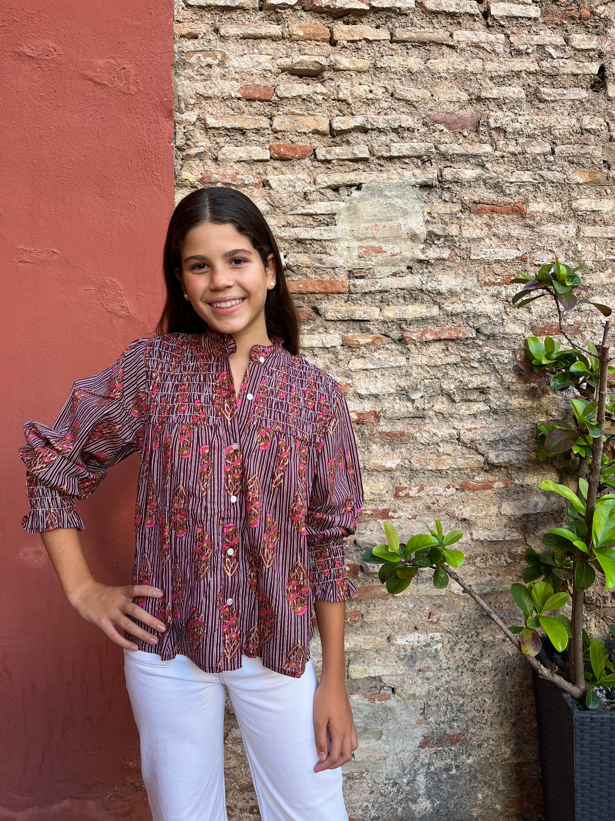 Camisa india con rayas y flor en tonos granate con pechera y puños fruncidos