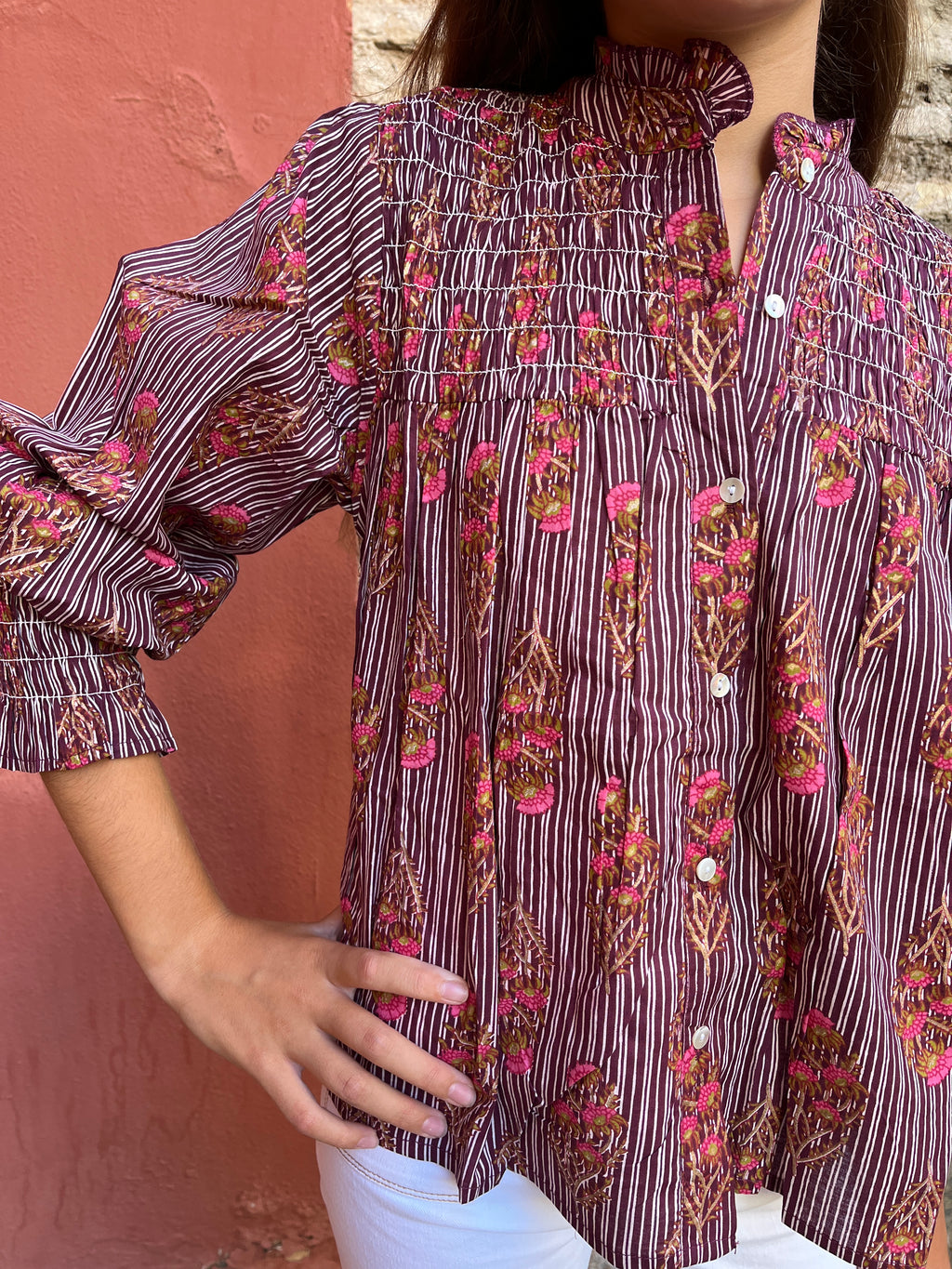 Camisa india con rayas y flor en tonos granate con pechera y puños fruncidos