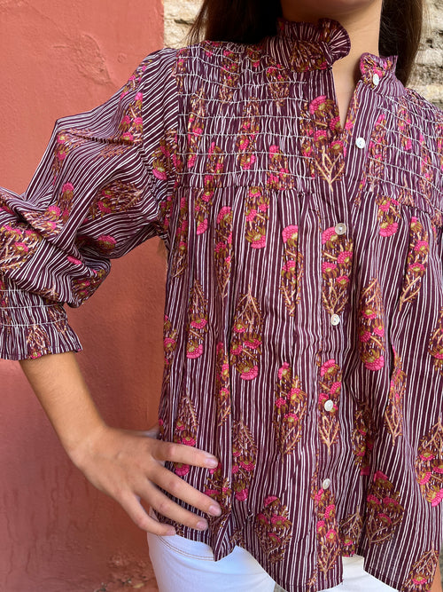 Camisa india con rayas y flor en tonos granate con pechera y puños fruncidos