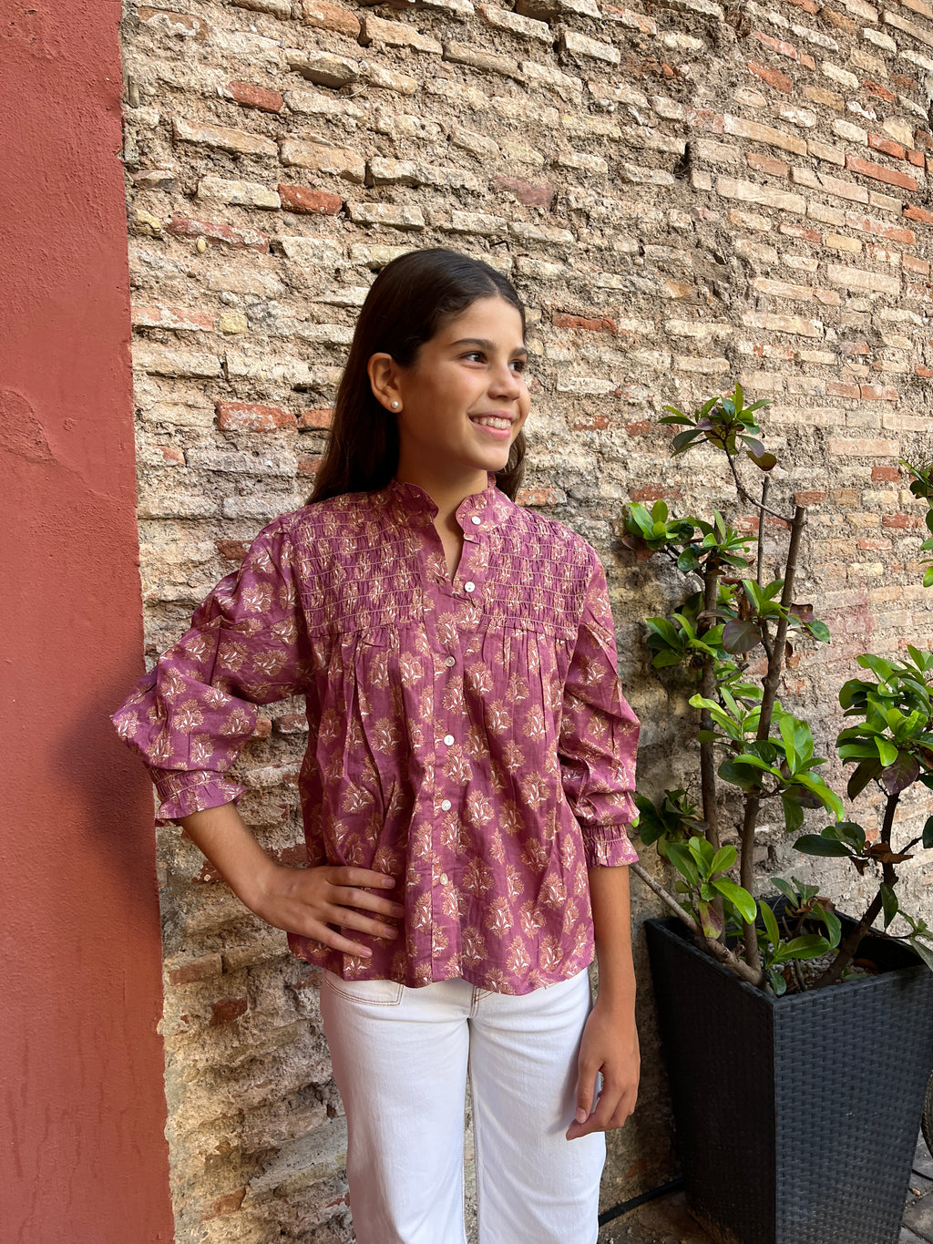 Camisa india flor pequeña fondo rosa con pechera y puños fruncidos