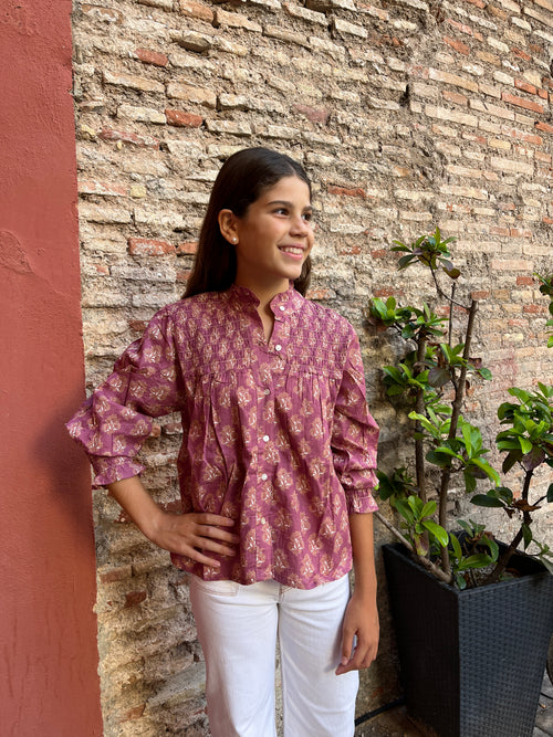 Camisa india flor pequeña fondo rosa con pechera y puños fruncidos