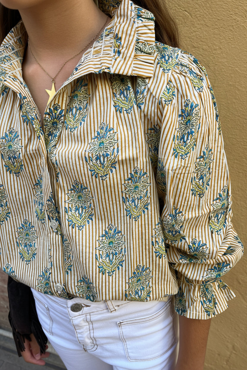 Camisa india con rayas y flor en tonos mostaza con cuello y puños fruncidos