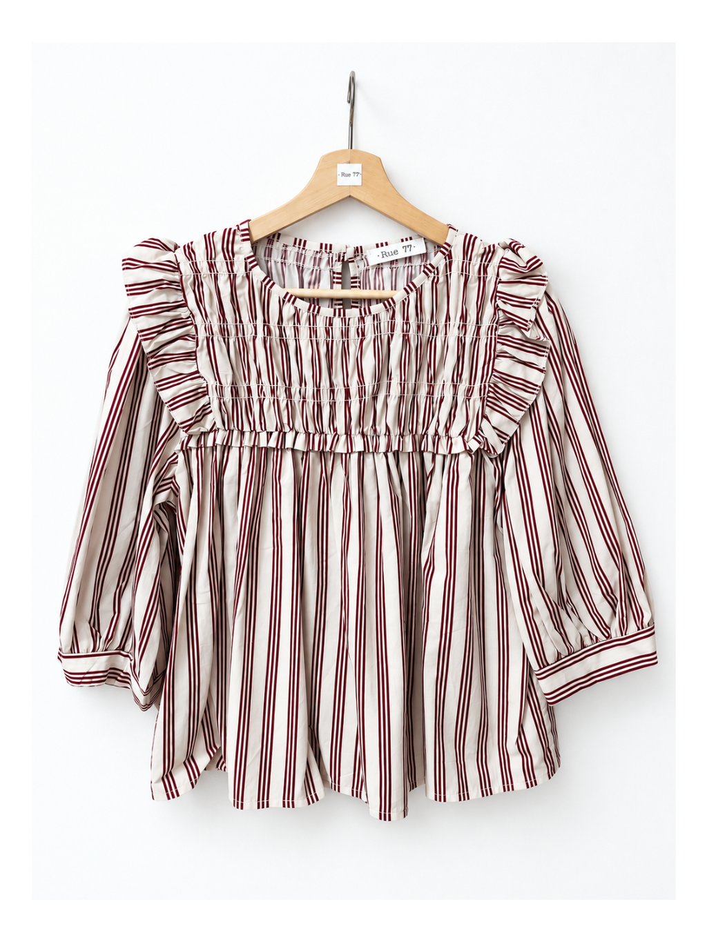 Camisa con pechera fruncida y rayas color vino