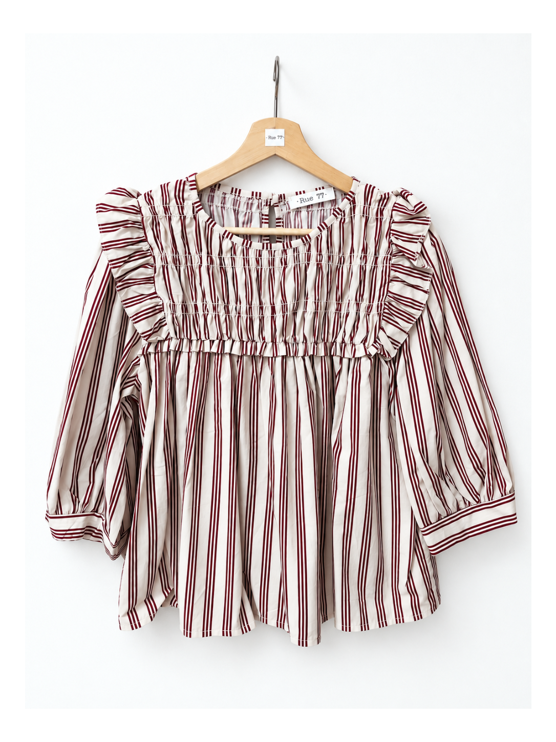 Camisa con pechera fruncida y rayas color vino