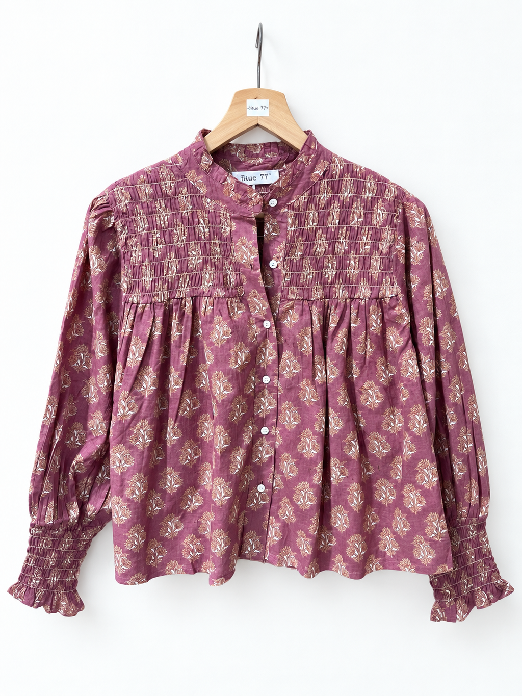 Camisa india flor pequeña fondo rosa con pechera y puños fruncidos