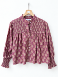 Camisa india flor pequeña fondo rosa con pechera y puños fruncidos