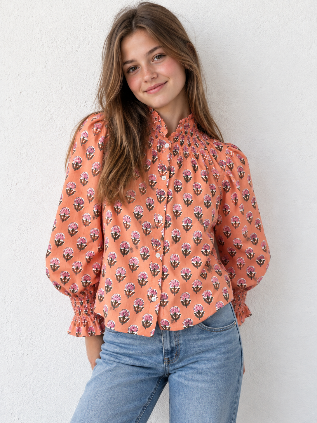 Camisa india de flores y fondo coral con cuello y puños fruncidos