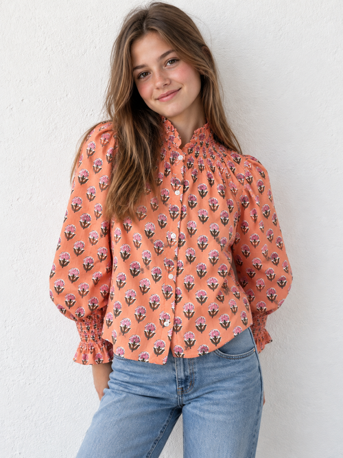 Camisa india de flores y fondo coral con cuello y puños fruncidos