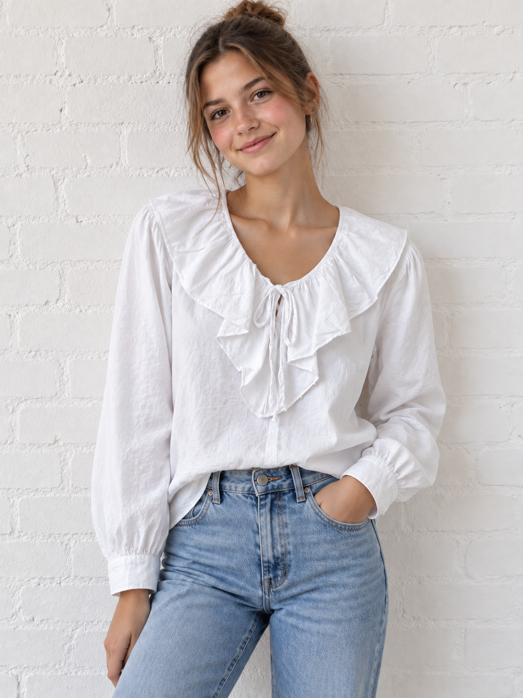 Camisa blanca con cuello de babero y lazo