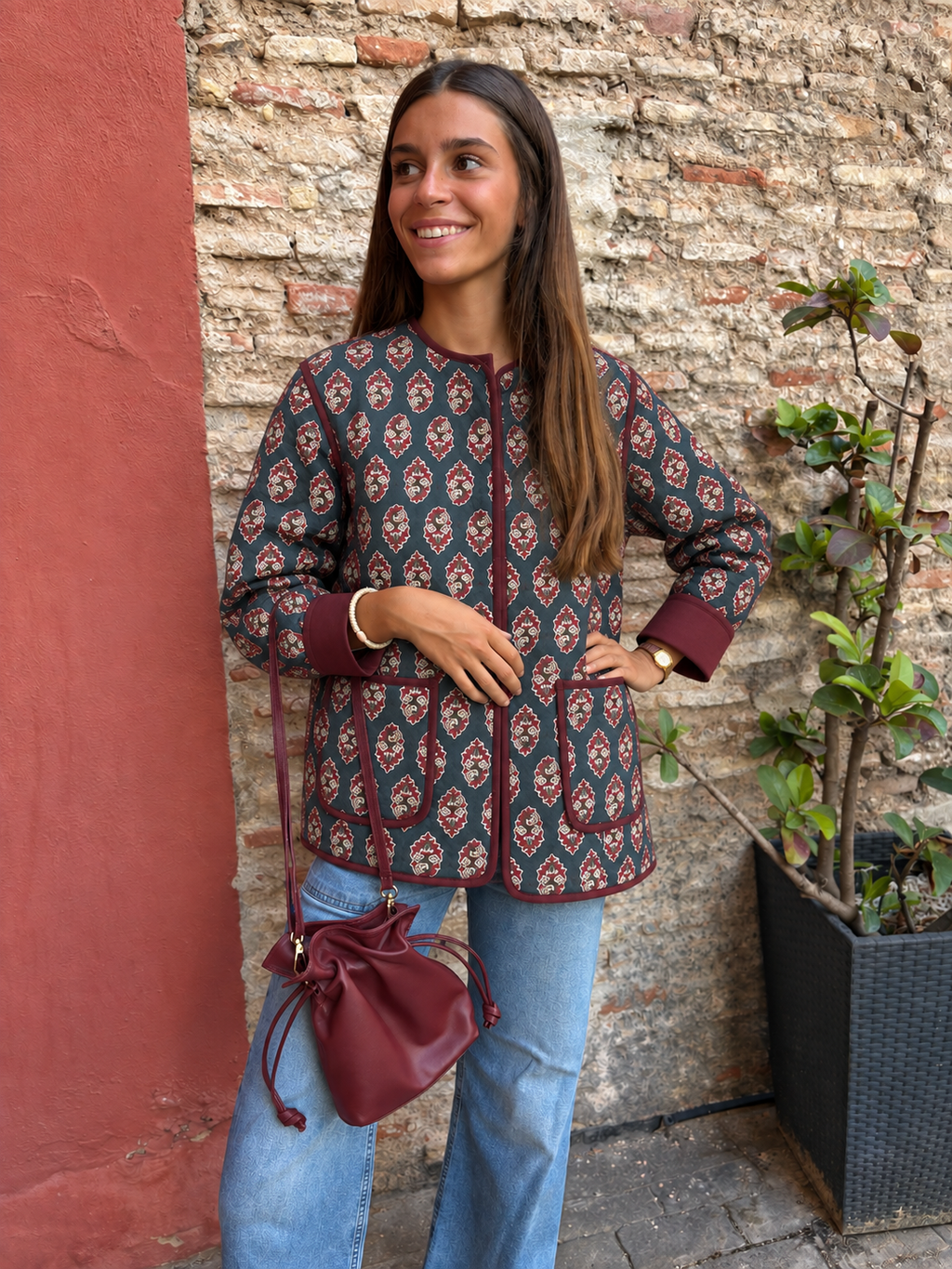 Chaqueta India de flores en tonos gris y granate
