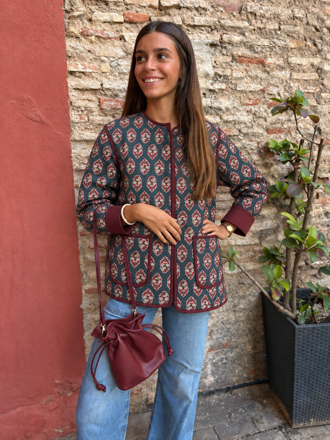 Chaqueta India de flores en tonos gris y granate
