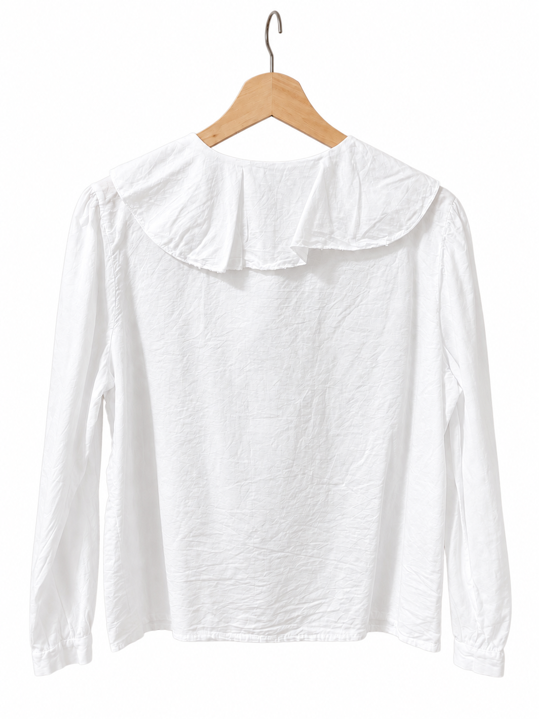 Camisa blanca con cuello de babero y lazo