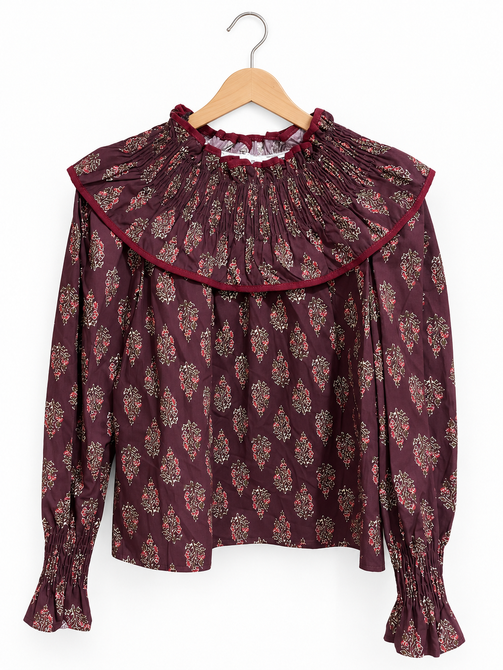 Camisa con cuello y puños fruncidos