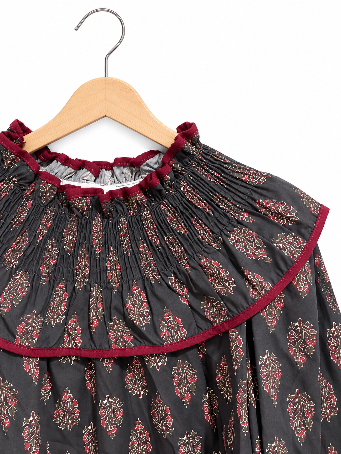 Camisa con cuello y puños fruncidos