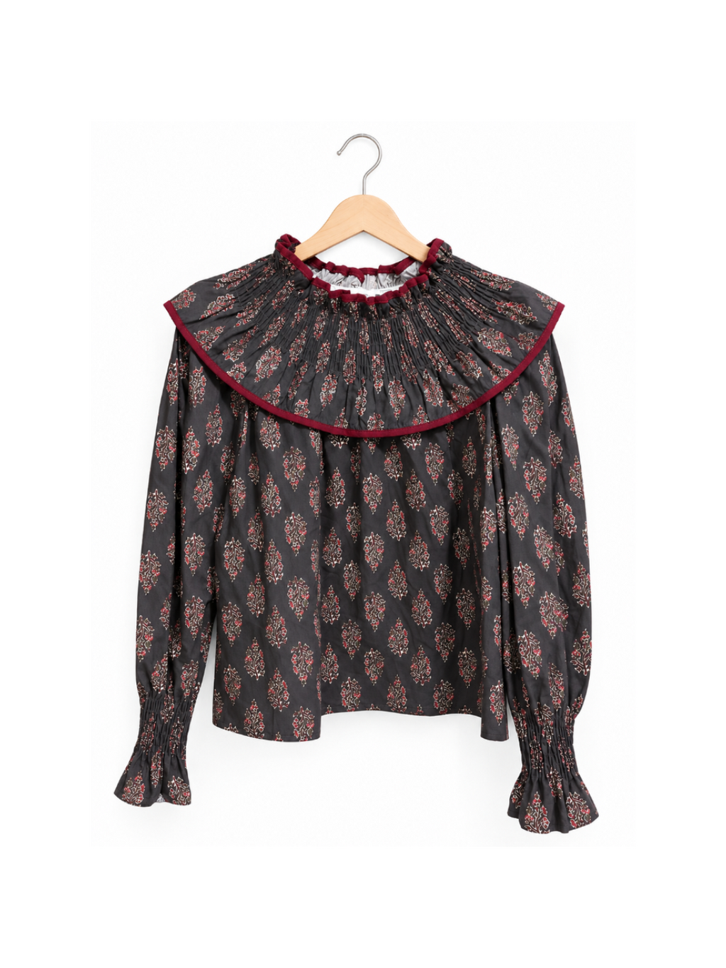 Camisa con cuello y puños fruncidos
