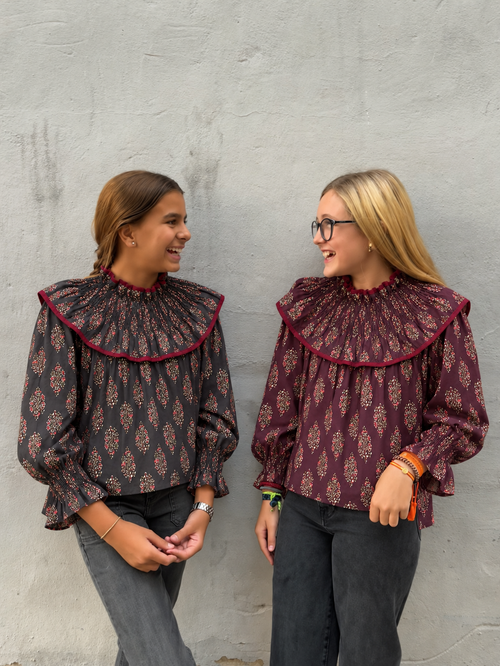 Camisa con cuello y puños fruncidos