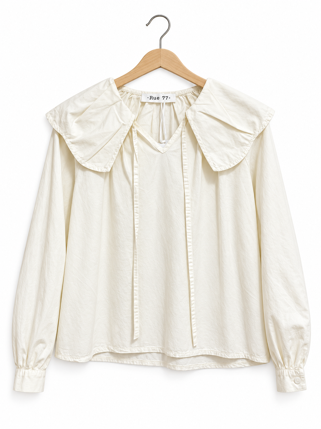 Camisa cuello bebé en blanco roto.