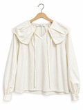 Camisa cuello bebé en blanco roto.