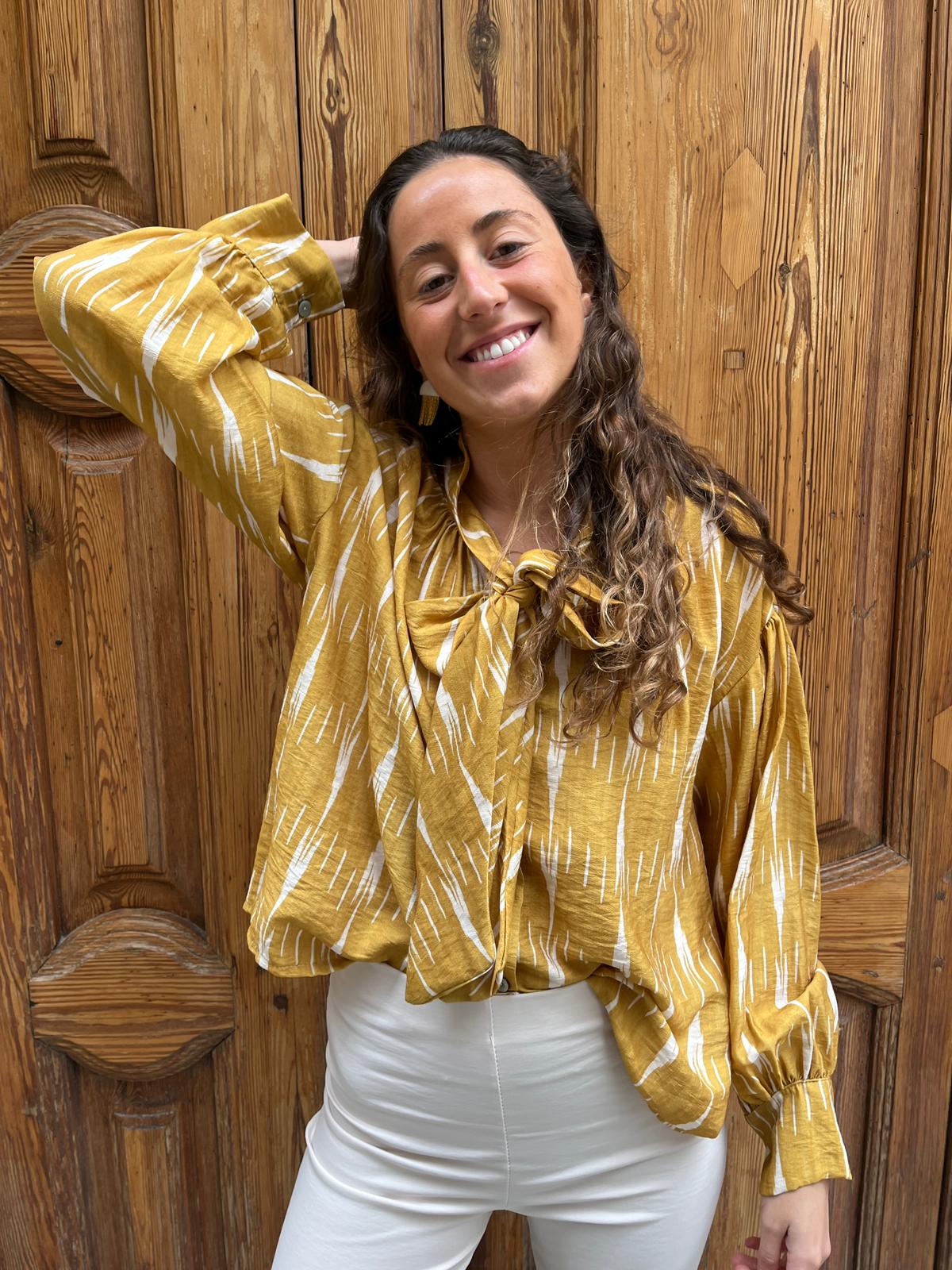 Camisa lenguas mallorquinas con lazada